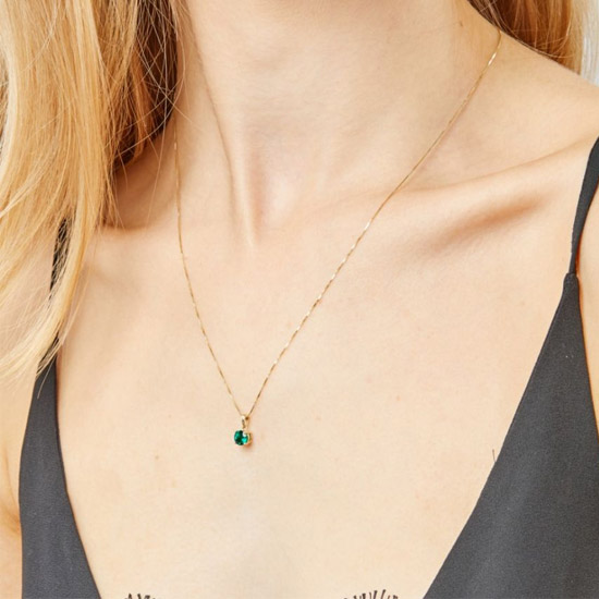 May Birthstone - Emerald stone pendant set into 9ct yellow gold with chain - Image 2